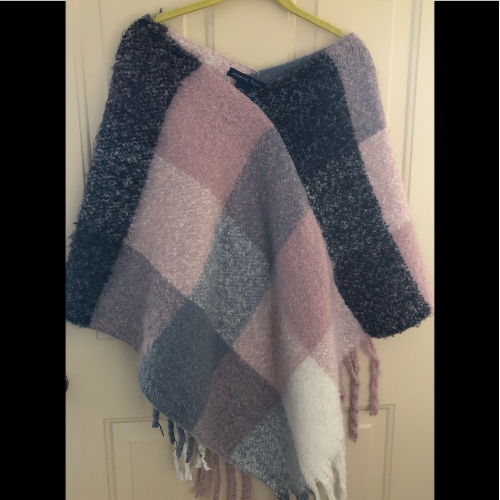 Pretty cabincore poncho - Picture 2 of 4